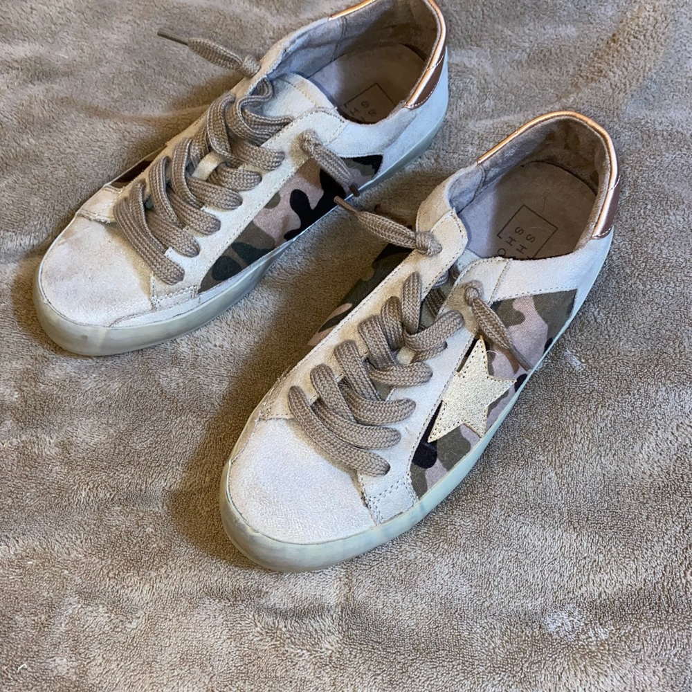 Tan and camo Star sneakers by ShuShop